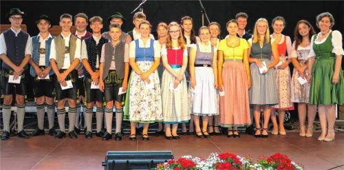 Die 19 Einser-Schülerinnen und -Schüler mit Schulleiterin Andrea Ranner (rechts)Fotos baumann