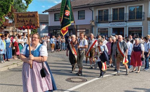 Die Abordnung aus Bruck an der Leitha ist seit Jahrzehnten fester Bestandteil des Volksfesteinzugs in Bruckmühl. Mit viel Hallo werden die Österreicher dabei immer freudig begrüßt. Dies wird auch am kommenden Freitag, 12. Juli, wieder der Fall sein. Foto Neuwirth