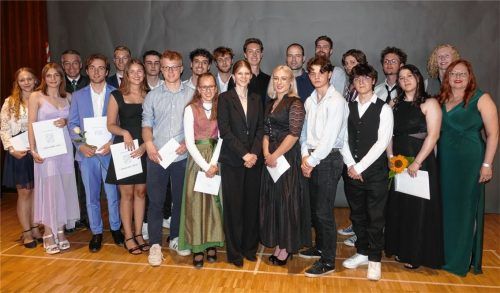 Die Absolventen mit einem Notendurchschnitt bis 1,5 mit Schulleiterin Vilma Sieß (rechts) und Landrat Otto Lederer (Dritter von links) bei der Zeugnisvergabe.Foto  Schubert