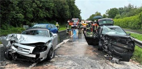 Die am Unfall beteiligten Autos mussten abgeschleppt werden.Foto Barth