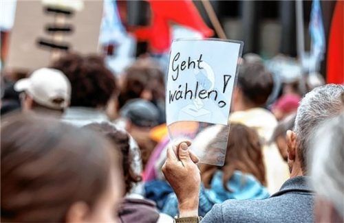 Die Ausübung des Wahlrechts, wie sie bei dieser Demonstration gefordert wird, ist eine wesentliche Säule einer funktionierenden Demokratie. Der Landkreis bemüht sich jetzt um die Aufnahme in ein Förderprogramm zu deren Stärkung. Foto dpa