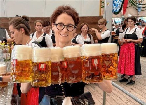 Die Bedienungen, wie hier Dani, hatten schon an den ersten drei Tagen alle Hände voll zu tun.