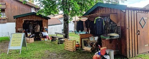 Die beiden Flohmarkthütten der Eggstätter Frauenbewegung erfüllen einen doppelt guten Zweck: Nachhaltigkeit und soziales Engagement.Foto re