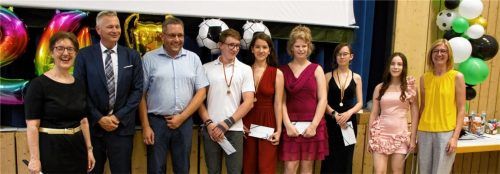 Die Besten der Klasse 10a mit (von links) Rektorin Arabella Quiram, Bürgermeister Richard Richter, Christoph Antretter-Oswald, Guiliano Bessel, Marina da Silva Cruz, Lisa Bohn, Rhian Jay, Milicia Savatic, Anna Wallner. Fotos Ahrens