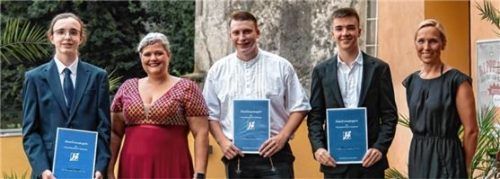 Die Besten mit ihren Klassenlehrerinnen: (von links) Quirin Rehrl, Lehrerin Dr. Nadine Farghaly, Paul Hein, Marcel Kiris und Lehrerin Barbara Schmidhuber. Foto  re