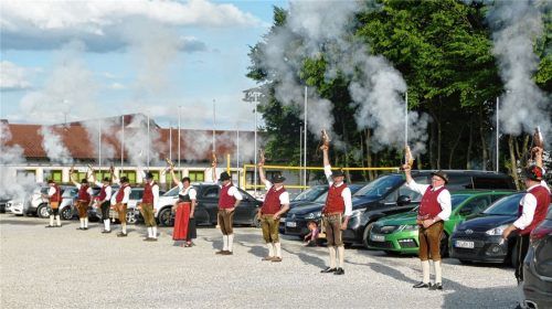Die Böllerschützen aus Annabrunn eröffnen jedes Jahr lautstark mit dem Anschießen das Aschauer Sommerfest. Fotos Christa Bachmaier