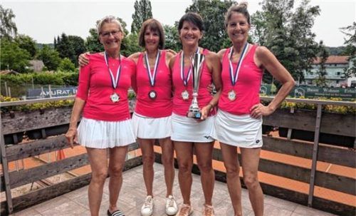 Die Damen 60 des TSV Siegsdorf um Margot Schnaitter, Marlies Danner, Teamchefin Uschi Geiger und Gaby Ertl (von links) wurden bayerischer Meister. Foto Karlheinz Kas