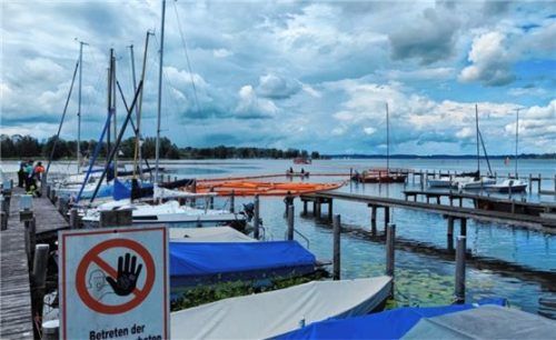 Die Einsatzkräfte haben im Chiemsee vom Irschener Winkel bis zum Schöllkopf eine Ölsperre eingezogen. Foto Tröger