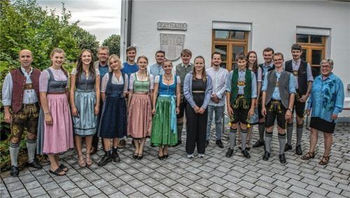 Die Einser-Schüler der Gemeinde mit dem Dritten Bürgermeister Martin Lurz (links), Bürgermeister Georg Weigl (Vierter von links) und der Zweiten Bürgermeisterin Maria Breuer (ganz rechts).Foto Stache