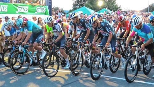 Die Elite-Fahrer starten zum Hauptrennen: (v. re.) Peter Sagan, Nico Denz, Patrick Gamper, Georg Zimmermann, Rudi Selig, Niklas Märkl und Gregor Mühlberger.Foto Johann Baumann
