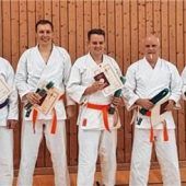 Karateka des TV Feldkirchenlegen Gürtelprüfung ab