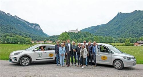 Die Fahrer des Helferkreises mit Bürgermeister Simon Frank sowie den beiden Fahrzeugen.Foto H.Reiter
