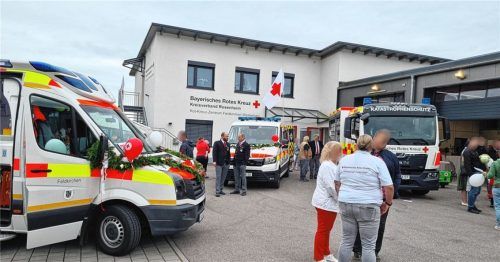 Die Fahrzeuge des BRK: frisch geweiht bereit für den Einsatz.Foto re