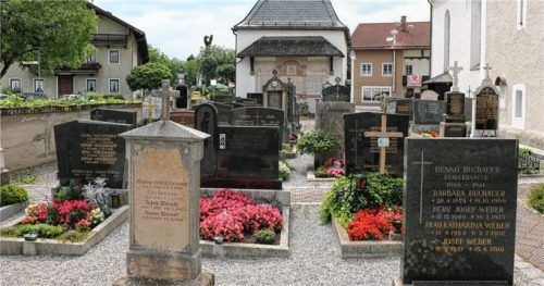 Die Familiengräber rund um die Kirche sollen im nördlichen Bereich des Friedhofs durch Rosengärten und Baumbestattungen ergänzt werden. Auch Sitzgelegenheiten sind geplant. Sie sollen zum Verweilen einladen.