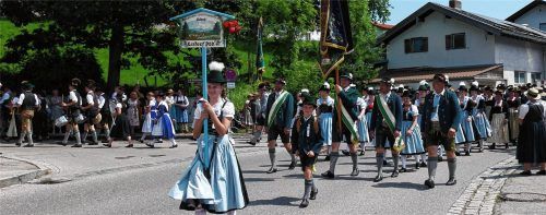 Die Festzüge teilten sich auf ihrem Weg und nahmen unterschiedliche Routen. Rechts im Bild: die Trachtler vom Verein Edelweiß Endorf. Fotos Erb/Gauverband I