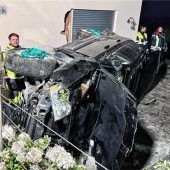 Autofahrer kracht mit Jeep gegen Hauswand