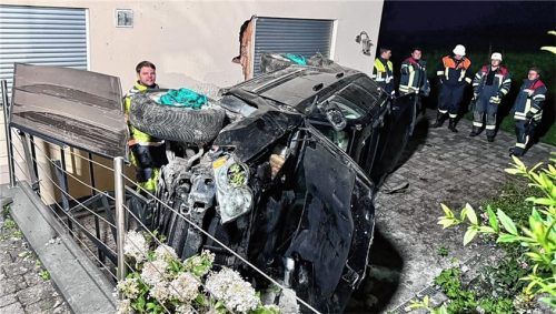 Die Feuerwehr musste den Autofahrer (68) aus dem Wrack befreien. Foto Barth