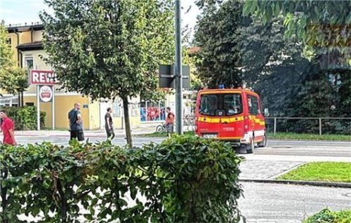 Die Feuerwehr sperrte die Ebersberger Straße für die Unfallaufnahme.