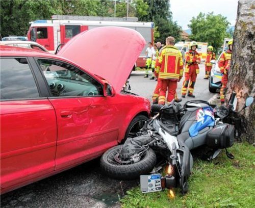 Die Freiwillige Feuerwehr Neubeuern sperrte die Unfallstrecke bis zum Abschluss der Unfallaufnahme und unterstützte die Polizei bei der Verkehrslenkung. Foto Reisner