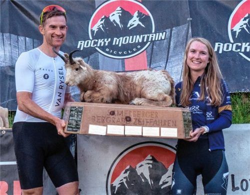 Die Gewinner des 28. Samerberger Bergradlzeitrennens: Larissa Stupnicki (rechts) und Alexander Schnerrow fuhren die Bestzeiten.Foto re