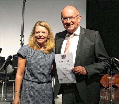 Die Gymnasiums-Ministerialbeauftragte Birgit Korda überreichte Beer die Ruhestandsurkunde.