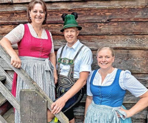 Die Jugendleiter der Hohenaschauer Trachtler (von links) Andrea Pfaffinger, Franz Eder und Monika Stein verstehen es, die jüngsten Griabinga fürs Platteln und Drahn zu begeistern. Foto H. Reiter