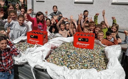 Die Klasse 6d hat mit rund 250 Kilo gesammelten Kronkorken den schulinternen Wettbewerb im Kronkoren-Sammeln gewonnen. Auf dem abgebildeten Anhänger befindet sich etwa nur die Hälfte der insgesamt gesammelten 1,6 Tonnen Kronkorken.Foto SFG