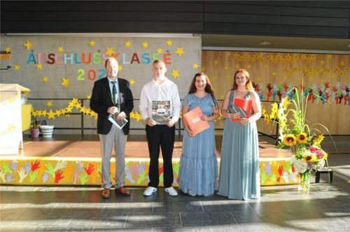 Die Klassenbesten mit Schulleiter Markus Rinner (von links nach rechts): Korbinian Leicher (9a), Diana Olenberg (9p) und Talitha Papazoglu (10m). Foto  riediger