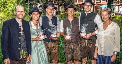 Die Klassenbesten mit Schulleitung: (von links) Schulleiter Fachschule Studiendirektor Josef Oberniedermaier, Johanna Landprecht, Tobias Brandl, Timo Seifermann, Nicklas Schmid, Schulleiterin BSZ Rosenheim Oberstudiendirektorin Bärbel Marx (nicht auf dem Bild: Nico Lebmeier).Foto re