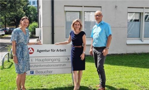 Die Leiterin der Agentur für Arbeit, Dr. Nicole Cujai, MdB Daniela Ludwig und der stellvertretende Leiter Michael Preisendanz (von links).