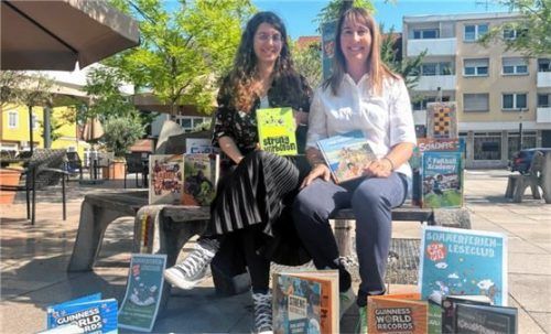 Die Leseclubbeauftragten der Stadtbücherei: Jana Giebel (links) und Tatjana Feuerer. Foto re