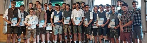 Die Maurer, Zimmerer und Trockenbauer freuten sich über ihren erfolgreichen Berufsschulabschluss.Foto maier