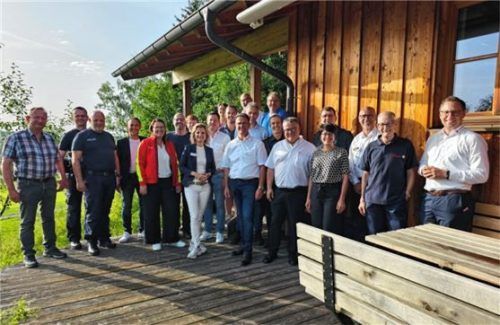 Die Mitglieder des „Runden Tisches der Hilfsorganisationen“ an der Bergwacht-Station am Samerberg.Foto BRK