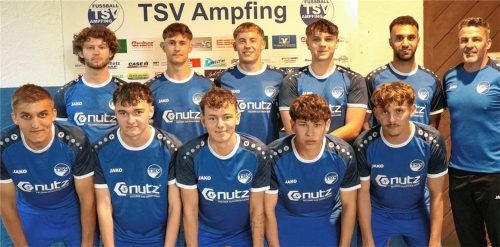 Die Neuzugänge des TSV Ampfing: Korbinian Leserer, Kevin Kuffel, Martin Reisenbüchler, Moritz Löffl, Berat Uzun und Trainer Björn Hertl (hinten von links), Mathias Balhuber, Jannis Hertl, Mehas Maksuti, Eyüp Tas und Amando Bäcker (vorne von links).Foto Michael Buchholz