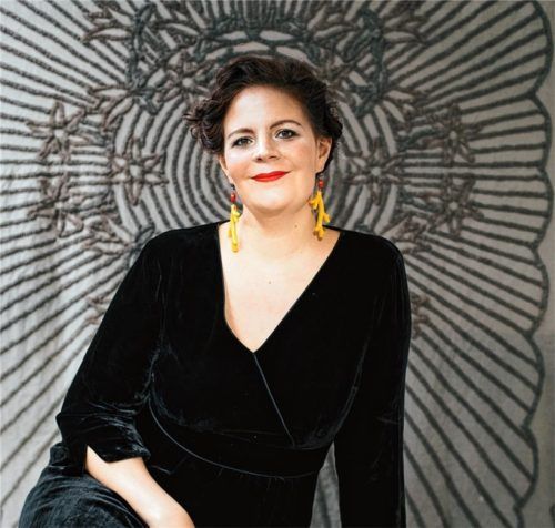 Die Opernsängerin Anahita Ahsef organisiert das Open-Air-Erlebnis von „Kraft wagen“ im malerischen Hof des Klosters Reisach.Foto Cristina Rocha Nova