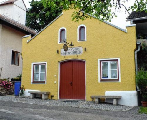 Die Räume der ehemaligen Hufschmiede sind heute die Heimat der Neuen Künstlerkolonie.Foto pfurtscheller