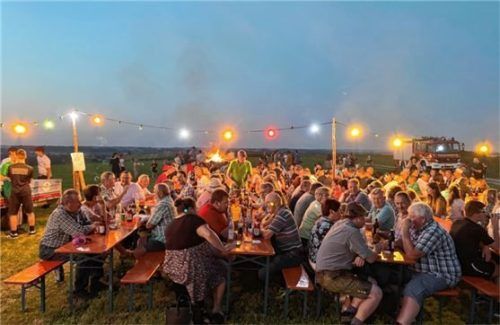 Die Rattenkirchner kommen zusammen, wie hier beim Sonnwendfeuer. Foto Jette Weichselgartner