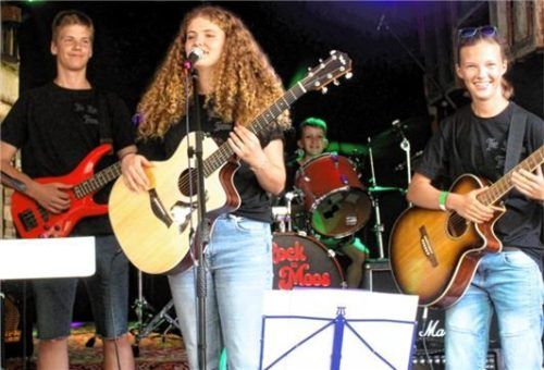 Die „Rockin´ Teens“ heizten als erste Gruppe im Programm mit Titeln aus den 70er- und 80er-Jahren ein.
