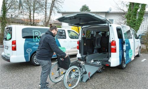 Die „Rosi“-Rufbusse schenken Menschen in elf Gemeinden im Chiemgau seit April 2022 mehr Mobilität. Jetzt müssen die Gemeinderäte entscheiden, ob sie die enorm gestiegenen Kosten übernehmen, um am Modell festhalten zukönnen. Foto Berger