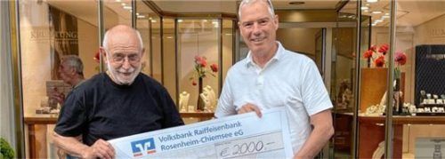 Die Scheckübergabe erfolgte an den stellvertretenden Vorsitzenden des Vereins, Manfred Hellstern.