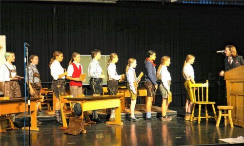 Die Schüler müssen ihre Hefte bei Chemielehrer Crey abgeben. Auf der Bühne: (von links) Juna Schirmann, Meline Rentz, Theresa Weigl, Anina Kohn, Veronika Barthel, Candela Fischer, Elina von Kuczkowski, Barbara Maurer, Anna Heveling, Anna Krause, Félix Thiemel. Fotos baumann