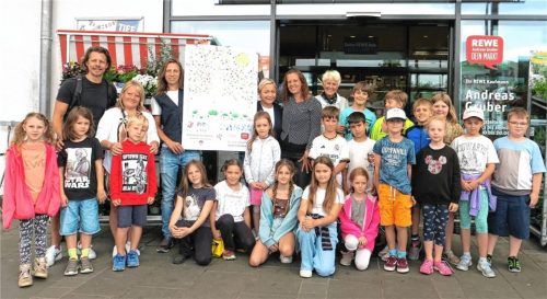 Die „Schuldelegation“ (stehend, von links) Sebastian Braun, Grit Reim-Walla, Isabelle Casella und Rektorin Birgit Splett (Fünfte und Sechste von links) bedankte sich beim Rewe-Geschäftsführer Andreas Gruber und Mitarbeiterin Ulrike Katzmayr (Dritte und Vierte von links). Die kleinen Künstler freuten sich mit.Foto baumann