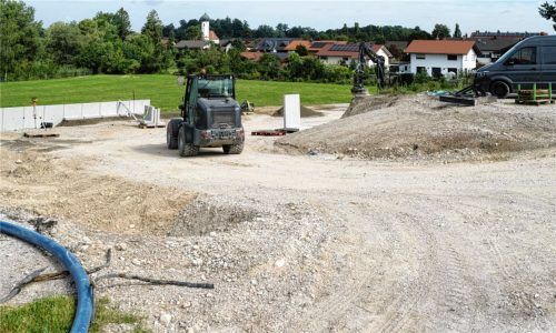 Die Seestraße wird im Zuge der Dorferneuerung ausgebaut. Zudem wird der Park-and-Ride-Parkplatz gepflastert, ein Pavillon und ein Spielbereich entstehen ganz neu. Fotos günster