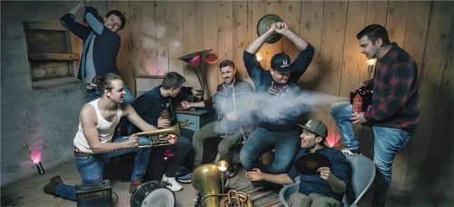 Die sieben Musiker von „Luegstoa C“ aus Oberaudorf spielen zum Abschluss des Konzerts. Foto  Max Klopfer