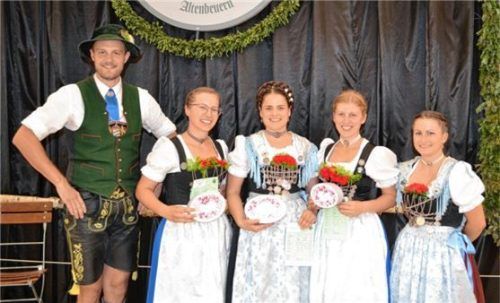 Die Siegerinnen der AK6: (von links) Zweiter Gauvorplattler Rupert Treml mit Katrin Stallhofer, Siegerin Johanna Mayer, Johanna Wagner und Gaudirndlvertreterin Vroni Bauer.Foto re