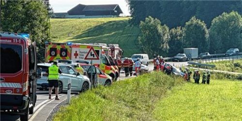 Die Staatsstraße war nach dem Unfall für mehrere Stunden gesperrt. Foto Barth