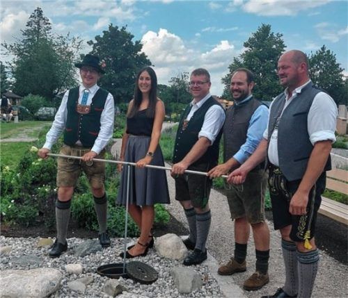 Die symbolische Öffnung des neuen Wasserlaufs am Friedhof: (von links) Bürgermeister Christoph Schneider, Pia Seubert, Friedhofsreferent Konrad Stuffer, Michael Hartl und Simon Fritz vom Friedhofs-Kompetenz-Zentrum Rosenheim. Foto Riedl