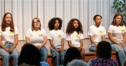 Die Teens on Stage aus der Musicalclass überzeugten mit dem Song „Shallow“ von Lady Gaga.Foto re