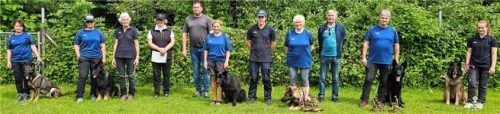 Die Teilnehmer der Frühjahrsprüfung zusammen mit ihren Vierbeinern. Foto SchäferHundeverein OG Inntal