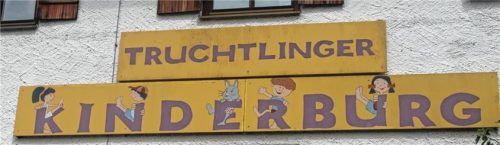 Die Truchtlachinger „Kinderburg“ vergrößert sich. Im Obergeschoss wird als Übergangslösung eine dritte Kindergartengruppe eingebaut. Foto  rASCH